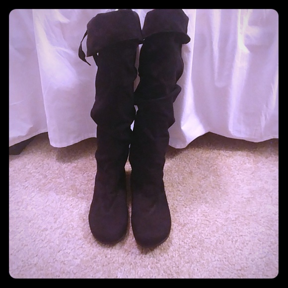 Nudes girls with machine guns